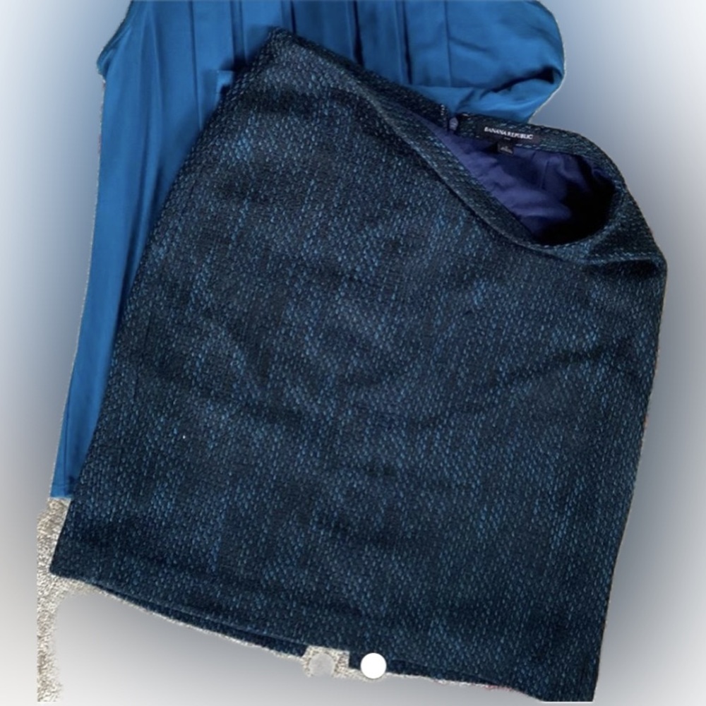 Banana Republic blue-green & black above knee skirt. Size 4.